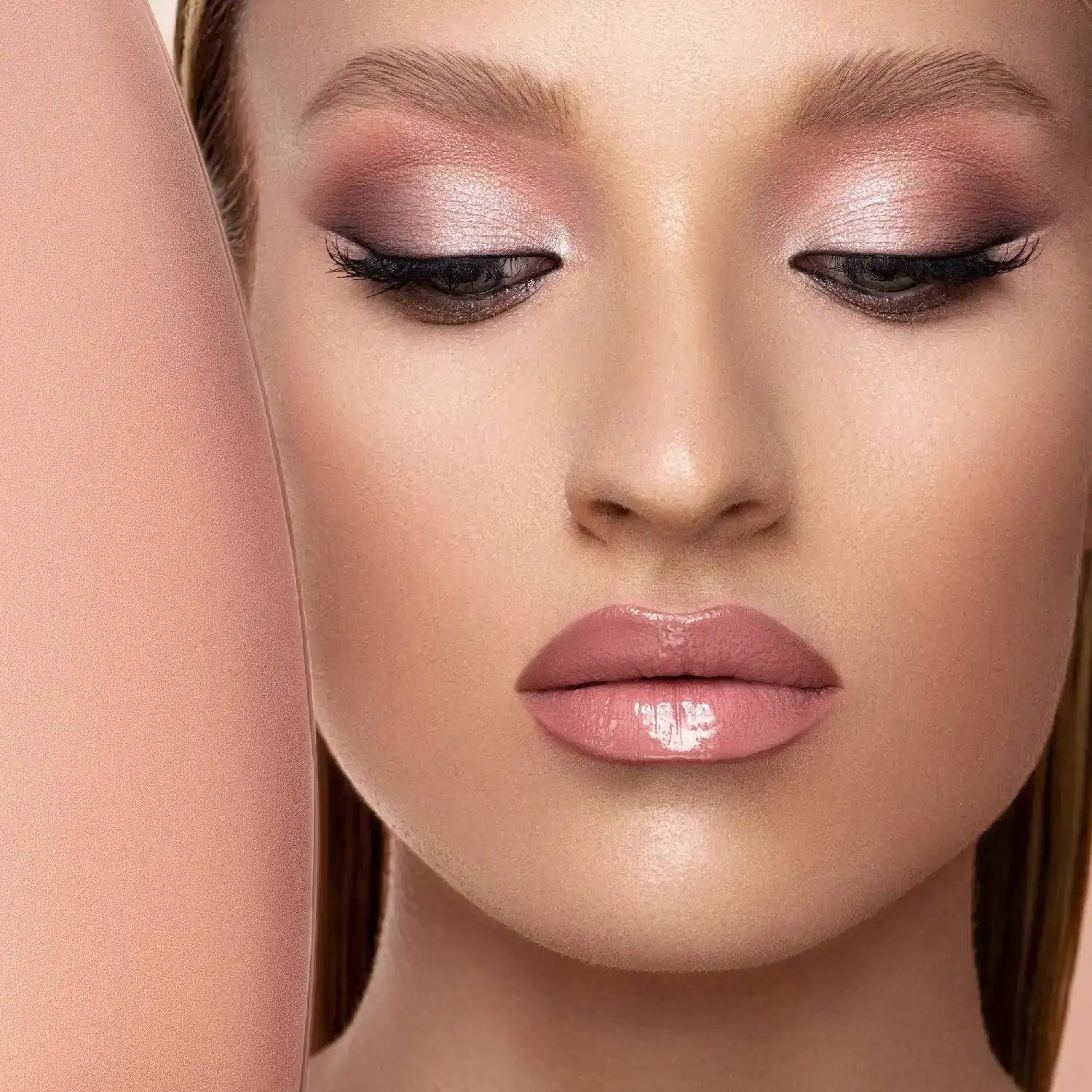 Close-up of a woman's face with Natasha Denona I need a Nude Palette makeup
